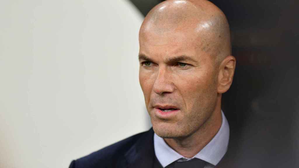 Zinedine Zidane, en el banquillo de la final de la Supercopa de España