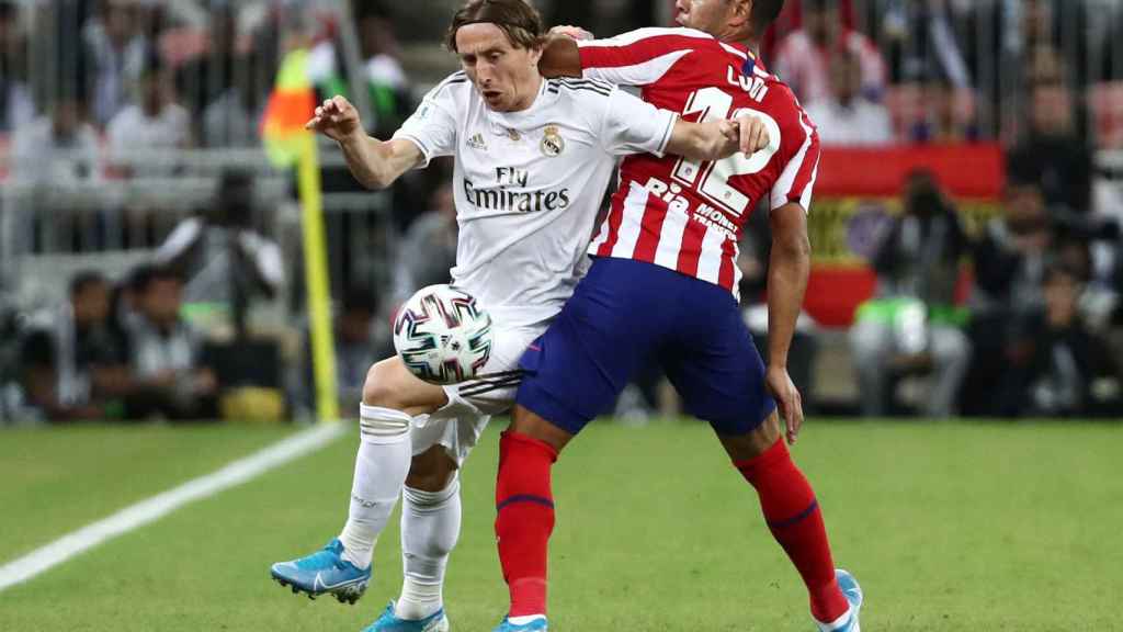 Renan Lodi intenta cortar el avance de Luka Modric