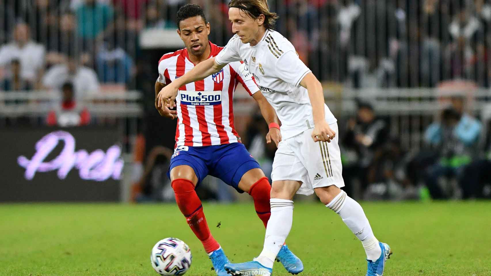 Luka Modric evita la presión de Renan Lodi