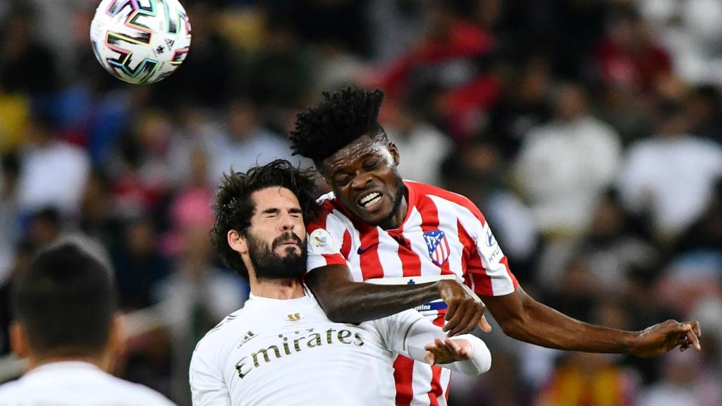 Thomas Partey e Isco Alarcón saltan por un balón