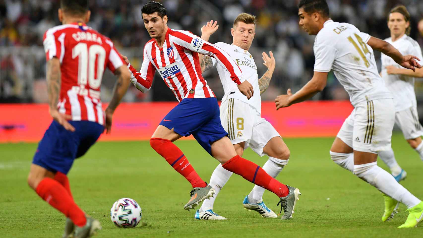Toni Kroos intenta robar el balón a Álvaro Morata