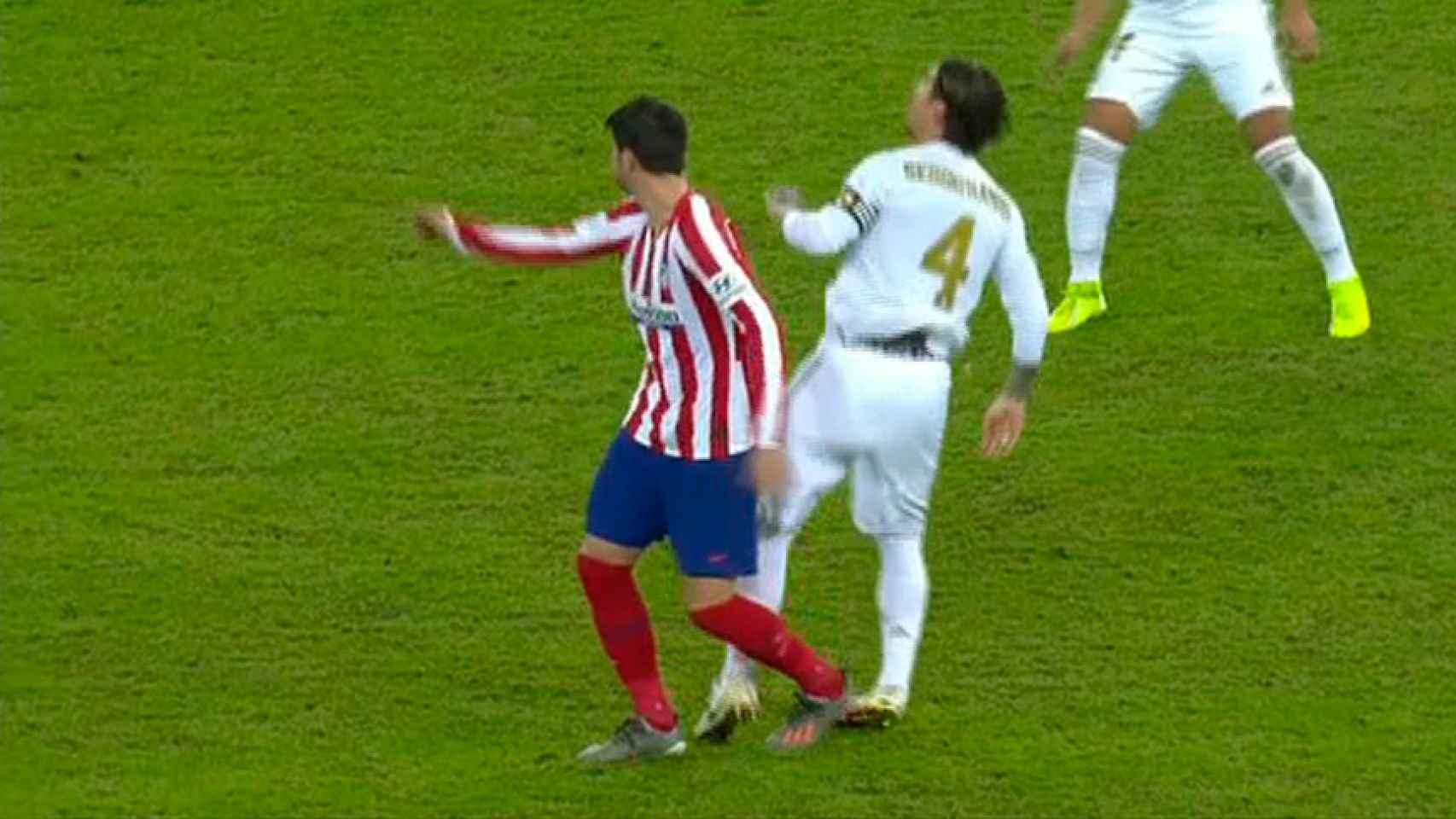 Sergio Ramos se retuerce el tobillo ante el Atlético