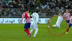 Sergio Ramos se retuerce el tobillo ante el Atlético