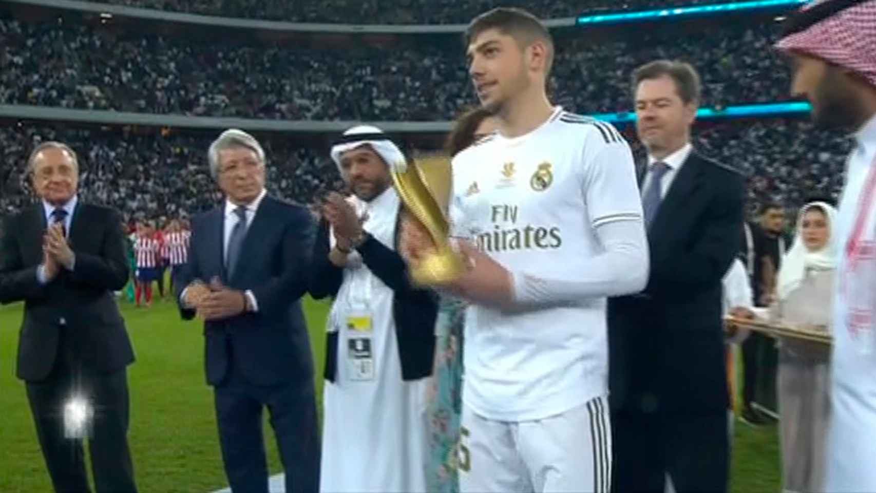 Fede Valverde recibe el premio MVP de la Supercopa de España
