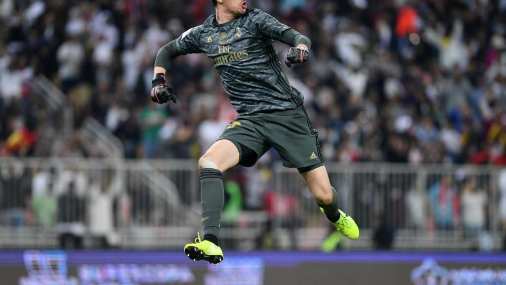 Courtois celebra la victoria en la final de la Supercopa de España