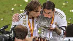 Luka Modric y Sergio Ramos con el trofeo de la Supercopa de España
