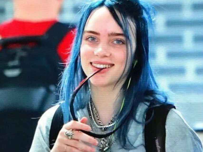 Billie Eilish con pelo azul.