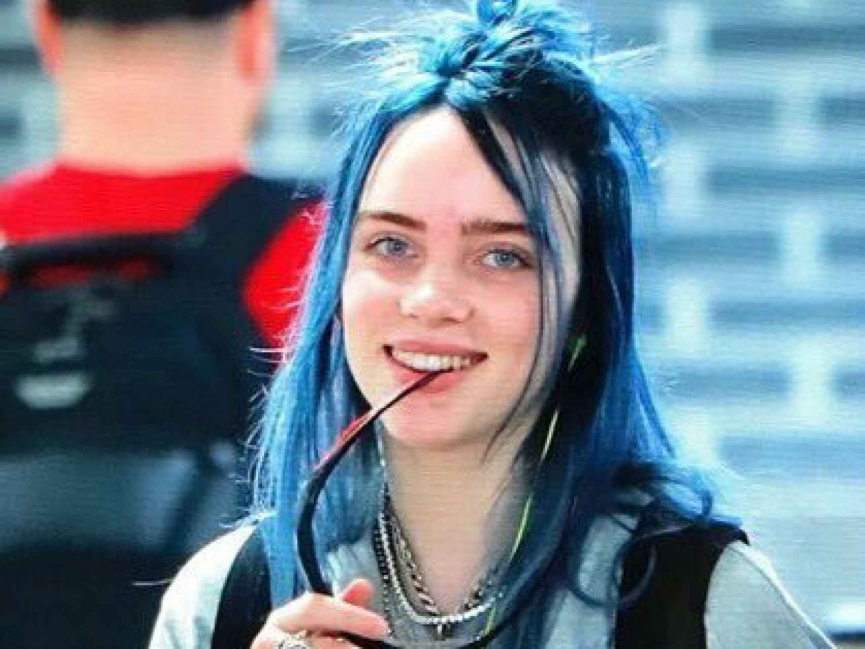 Billie Eilish con pelo azul.