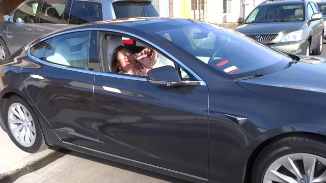 Vídeo: la reacción de una abuela cuando el Tesla empieza a moverse solo