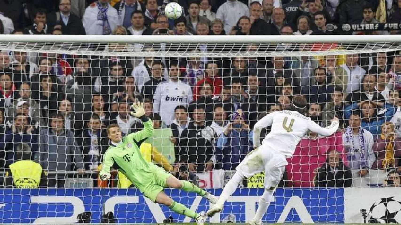 Ramos falla el cuarto penalti ante Neuer en la tanda de semifinales ante el Bayern (Champions, 2012)