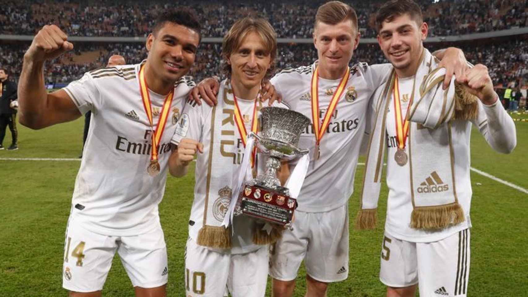 Casemiro, Luka Modric, Toni Kroos y Fede Valverde, con la Supercopa de España