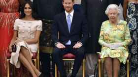 Meghan Markle, el príncipe Harry y la reina Isabel II de Inglaterra.