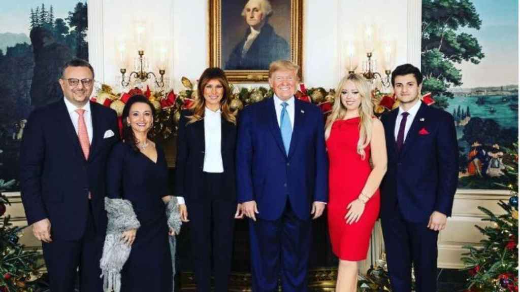 La familia Trump junto al nuevo novio de TIifanny y sus padres.