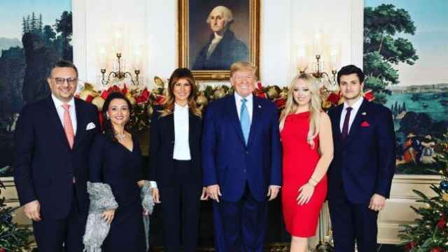 La familia Trump junto al nuevo novio de TIifanny y sus padres.