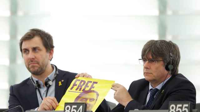 Puigdemont y Comín exhiben un cartel pidiendo la libertad de Junqueras