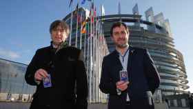Puigdemont y Comín exhiben su acreditación ante la sede de la Eurocámara en Estrasburgo