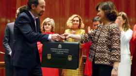 Pablo Iglesias recibe la cartera de la mano de Carmen Calvo.