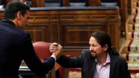 El vicepresidente del Gobierno, Pablo Iglesias, saluda al presidente del Gobierno, Pedro Sánchez.