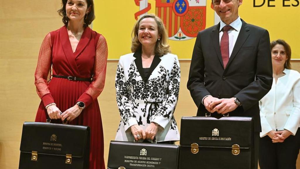 La vicepresidenta tercera, Nadia Calviño; la ministra de Industria, Reyes Maroto, y el ministro de Ciencia e Innovación, Pedro Duque.