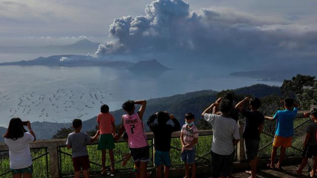 Los residentes observan el volcán en erupción Taal en la ciudad de Tagaytay.