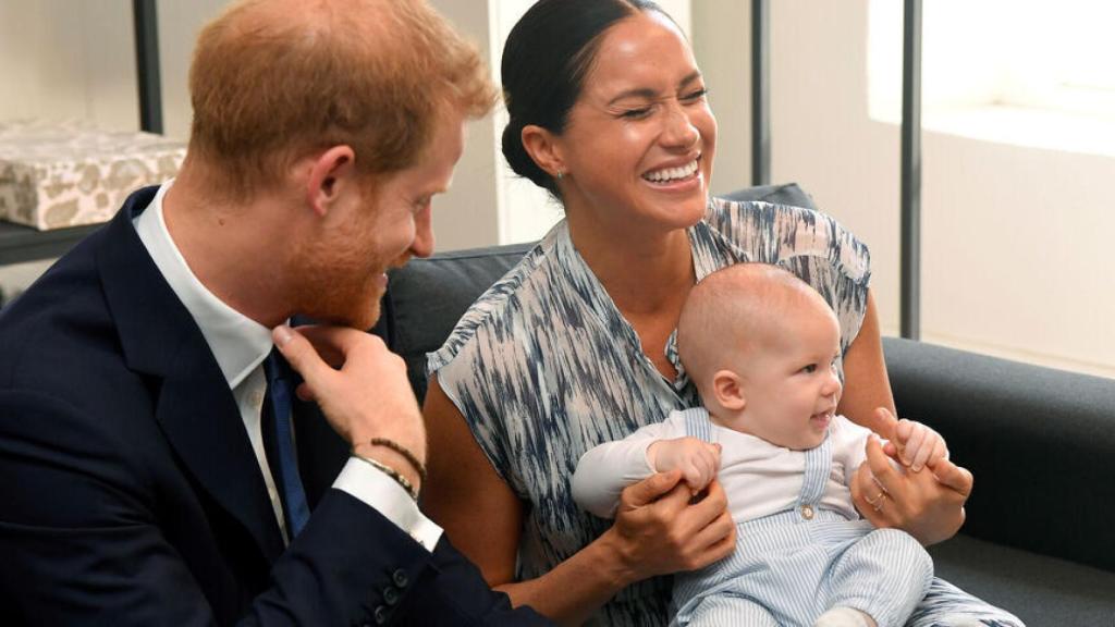 Harry y Meghan, junto a su hijo Archie.