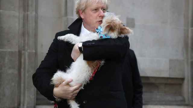 Boris Johnson con su perro.