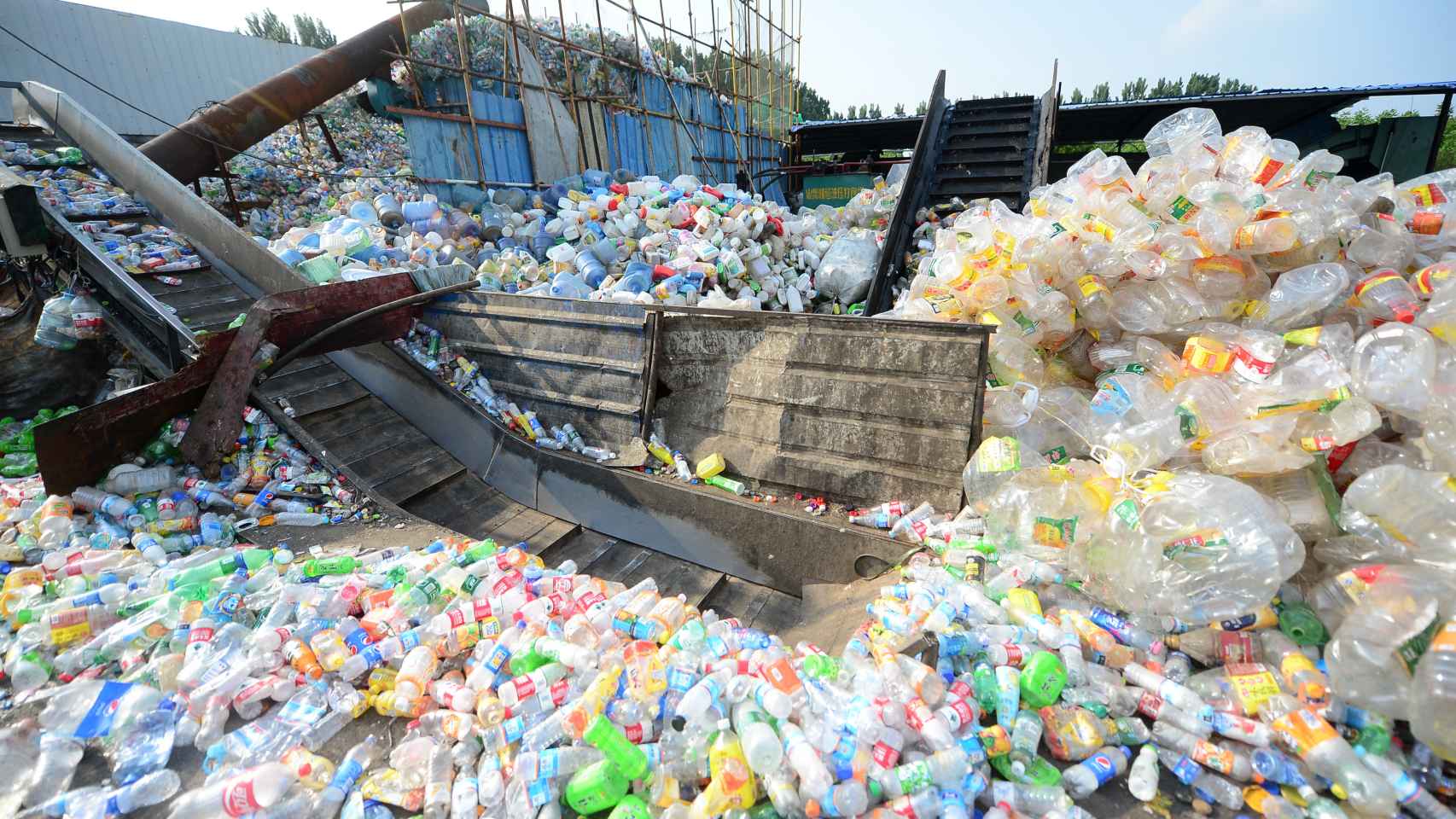 Una planta de reciclaje de botellas de plástico.
