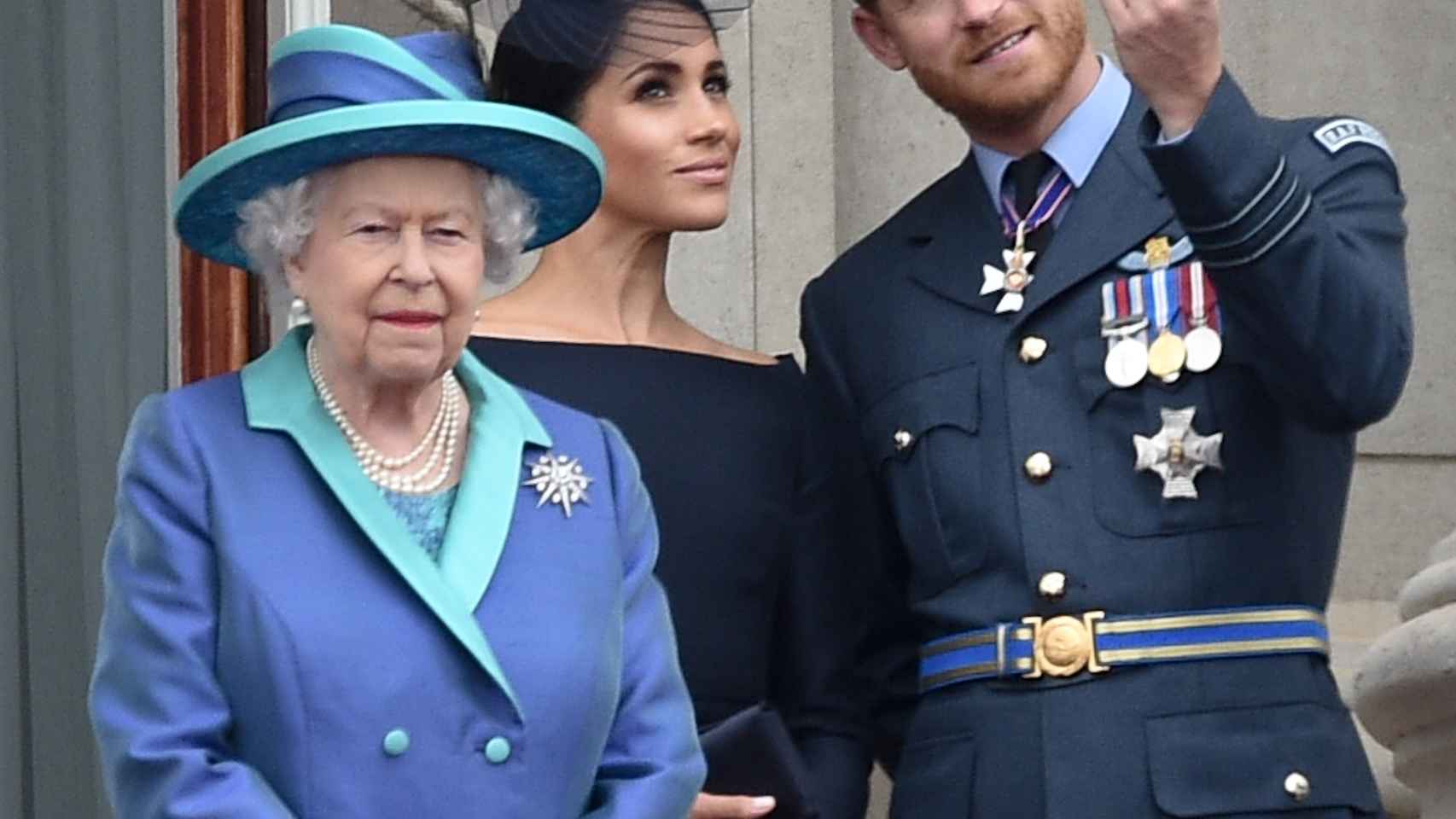 La reina Isabel II junto a Meghan y Harry.