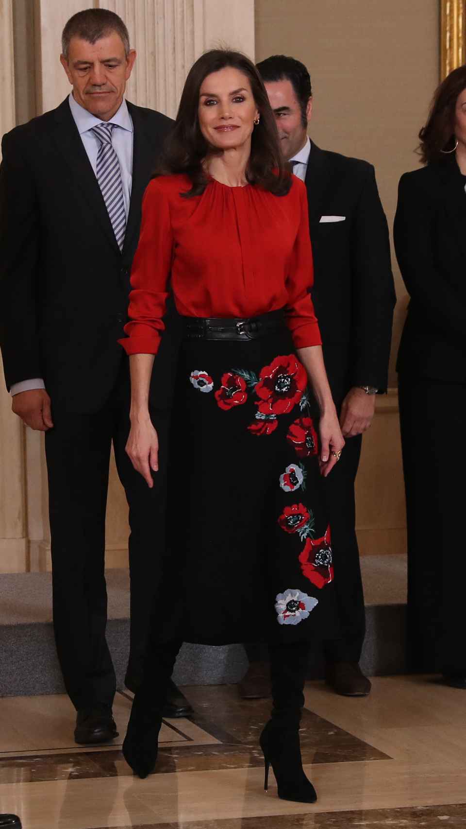 Letizia lució una falda bordada de Carolina Herrera, blusa de Hugo Boss y botas de Steve Madden.