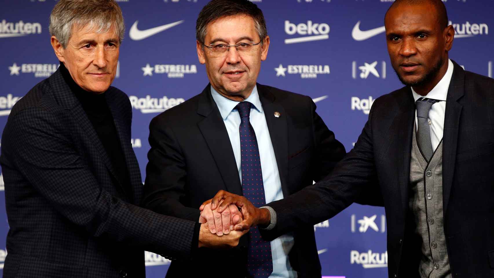 Josep María Bartomeu, y el director deportivo, Eric Abidal, junto al nuevo entrenador del club, Quique Setién