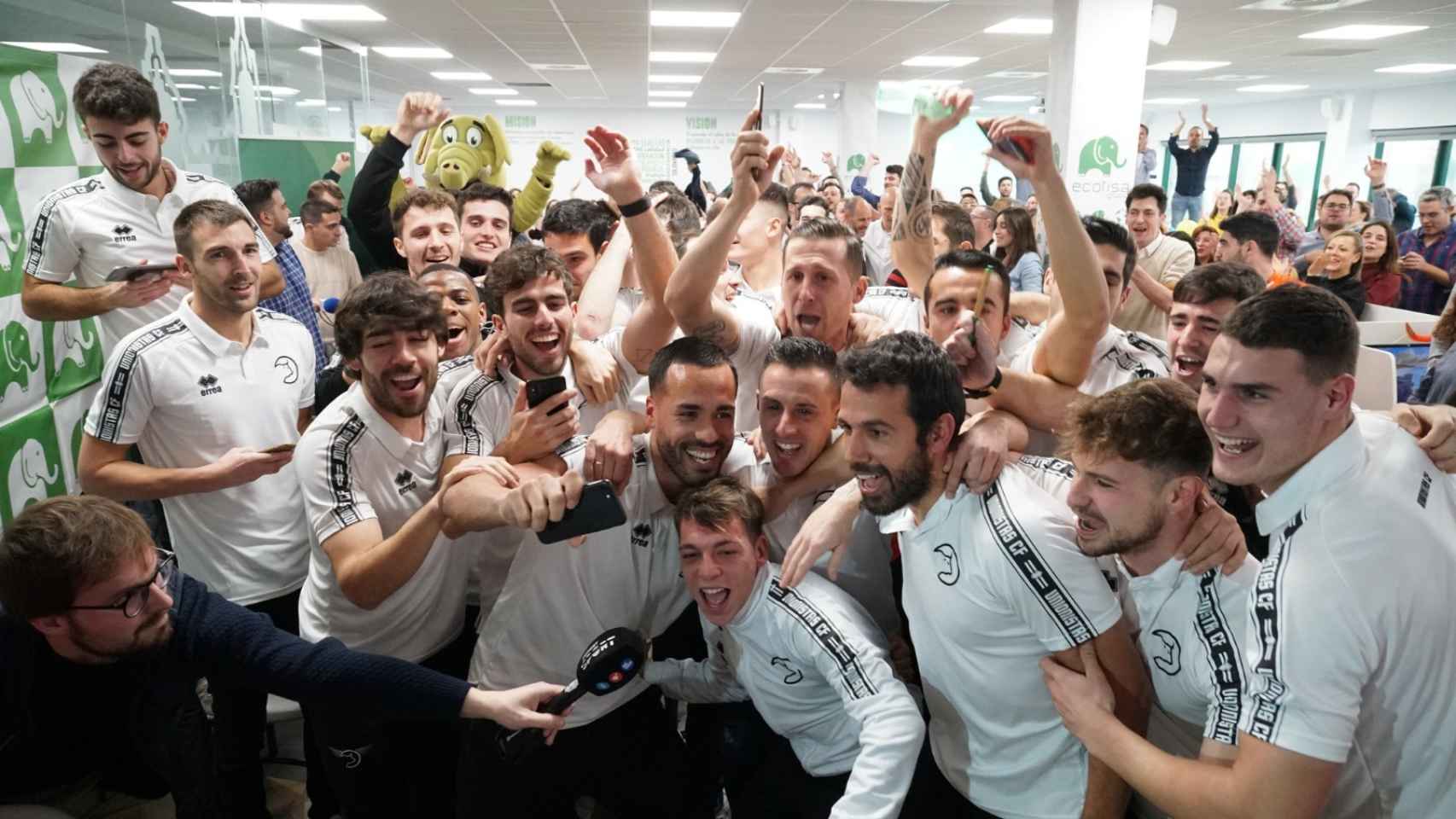 Los jugadores de Unionistas celebran el emparejamiento con el Real Madrid