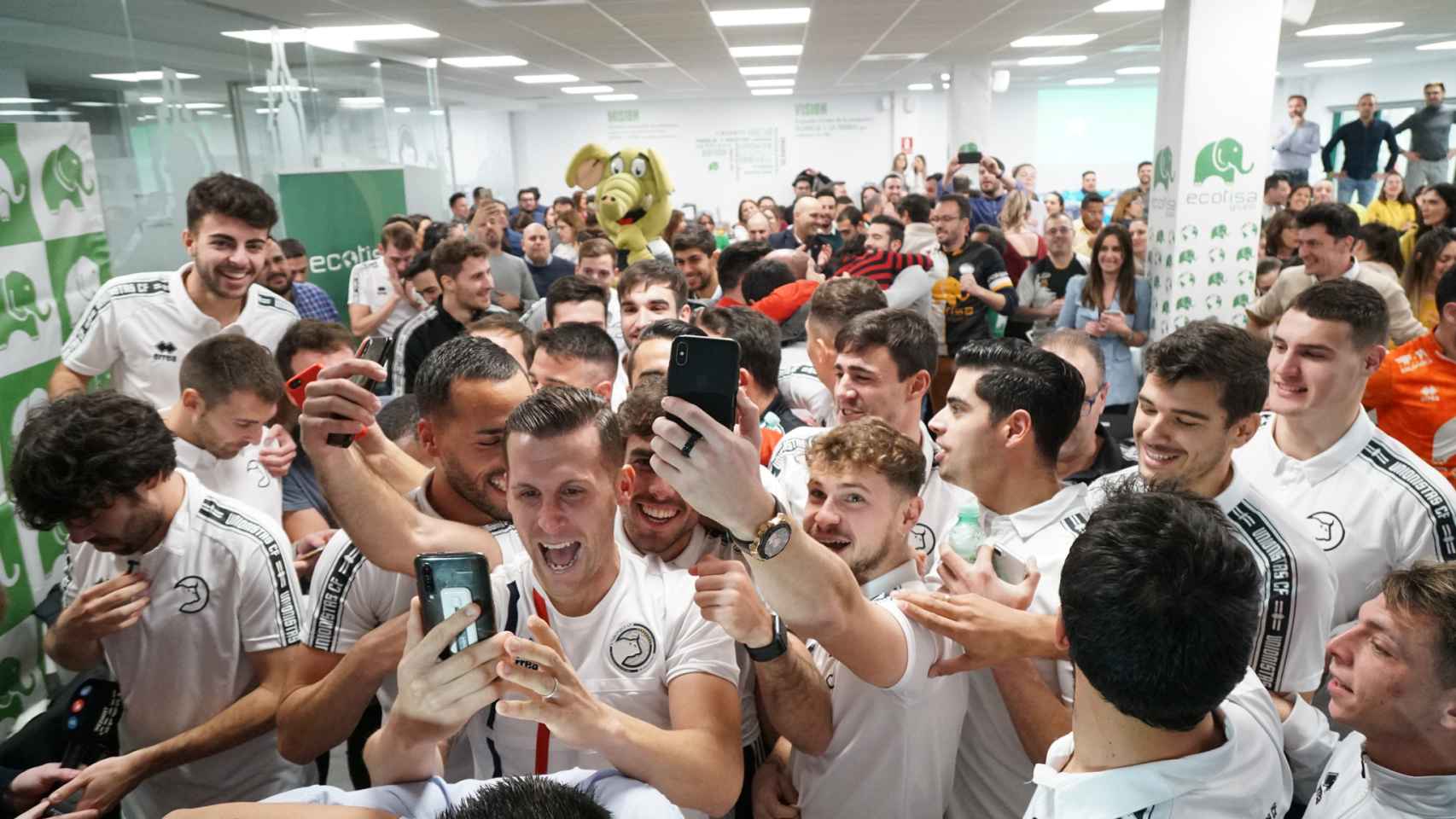 Los jugadores de Unionistas de Salamanca celebran el emparejamiento con el Real Madrid en Copa del Rey