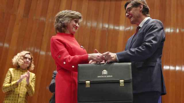 María Luis Carcedo y Salvador Illa, en el momento en el que el nuevo ministro recibe la cartera de Sanidad.