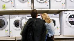 Una pareja ojea las lavadoras de un supermercado.