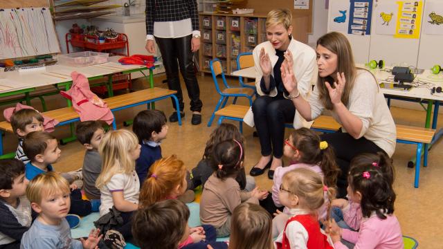 Maestras, junto a sus alumnos, en una guardería.