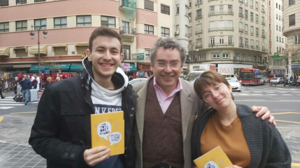 Manel Carceller, delegado de la Plataforma per la Llengua, junto a los afectados.