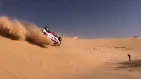 El momento en el que Fernando Alonso sufre un accidente en el Rally Dakar