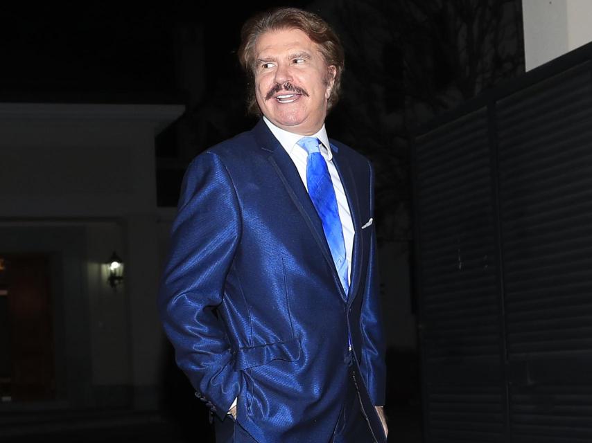 Edmundo Bigote Arrocet a las puertas de la casa de Teresa.