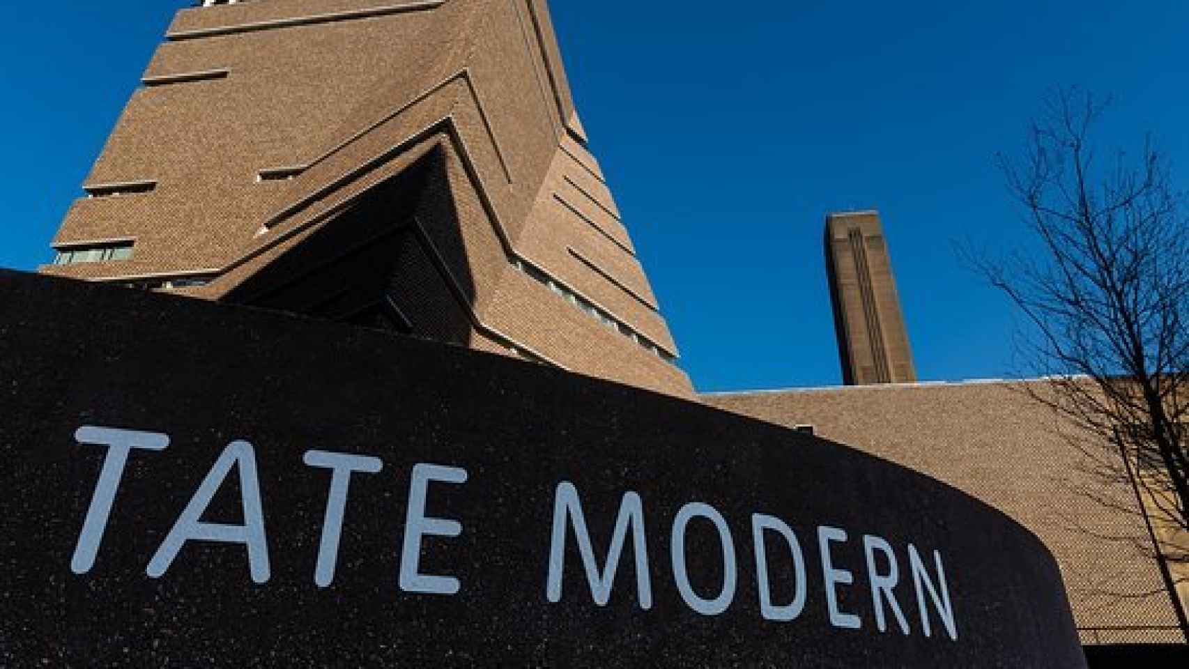 Fachada de la Tate Modern Gallery de Londres (Museo Nacional Británico de Arte Moderno).