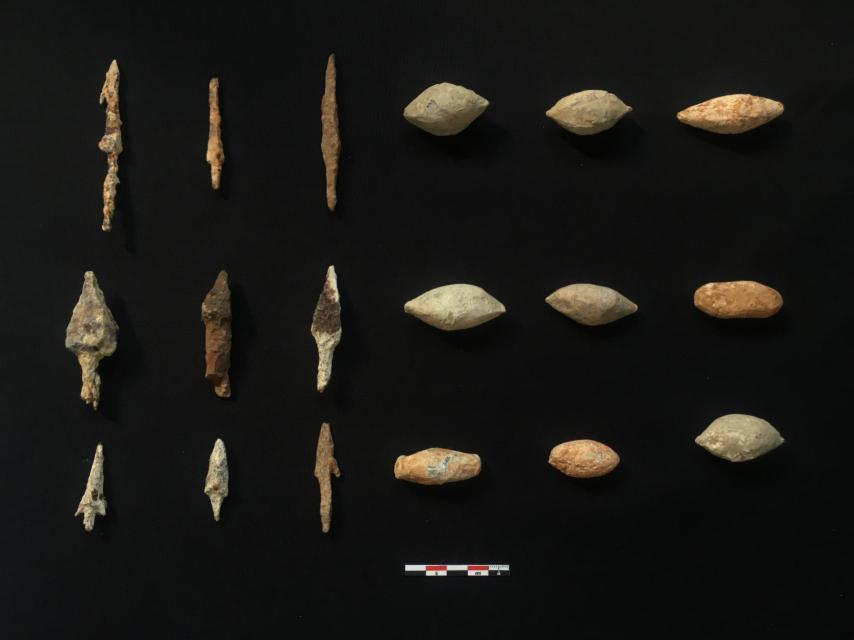 Glandes de honda y puntas de flecha romanas desenterradas en Montemayor.