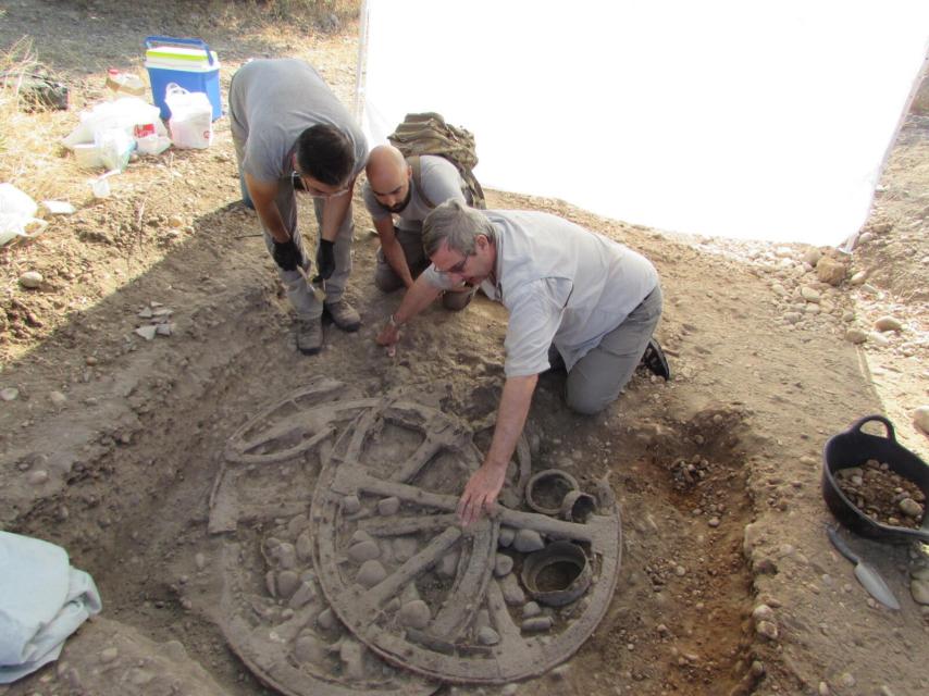 Los arqueólogos excavando el carro ibérico de Ulia.
