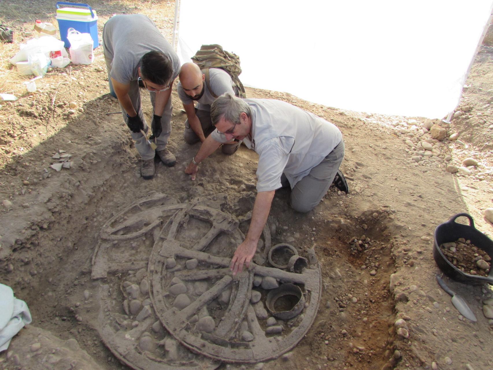 Los arqueólogos excavando el carro ibérico de Ulia.