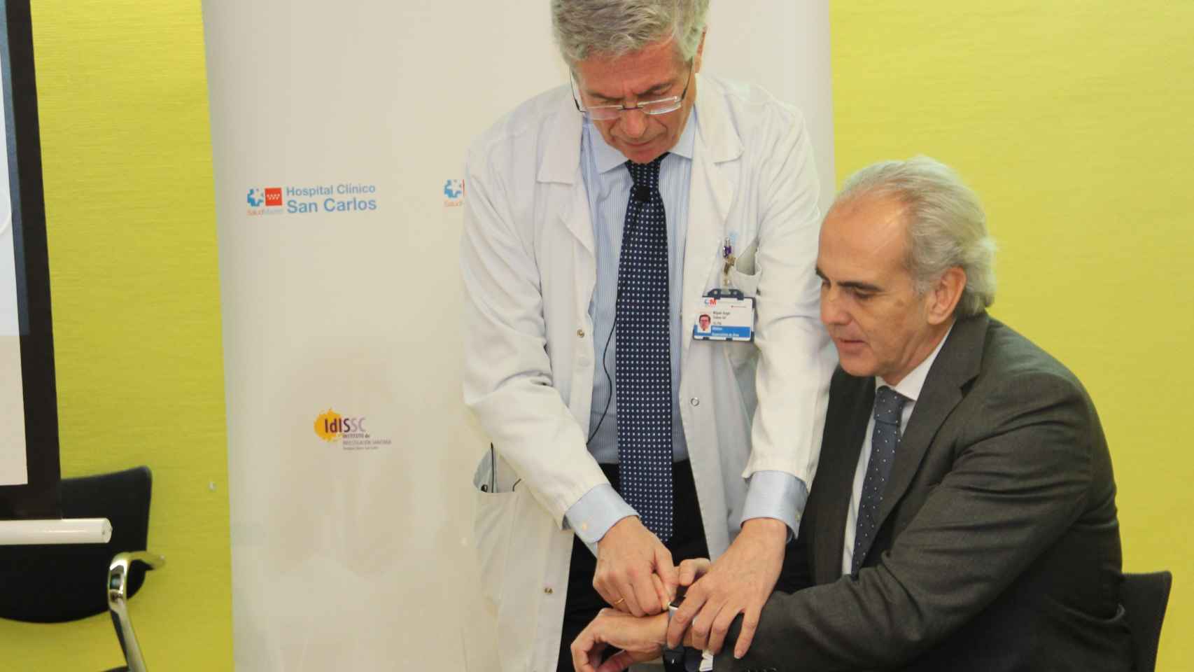 Enrique Ruiz Escudero, consejero de Sanidad de la Comunidad de Madrid, haciéndose un electrocardiograma con un smartwatch.
