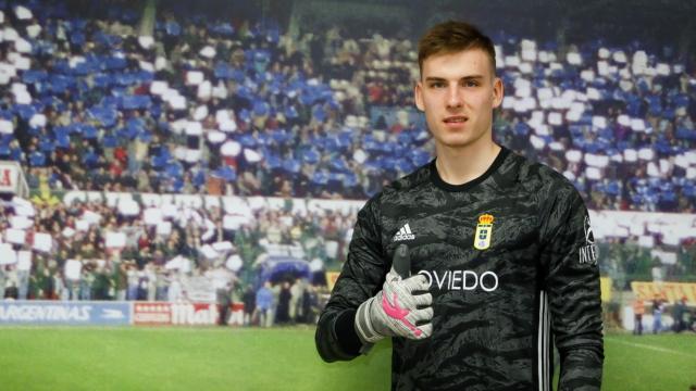 Andriy Lunin posa con la camiseta del Real Oviedo