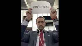Bauzá muestra un cartel con la palabra 'prófugo' en el Parlamento Europeo en referencia a Puigdemont.