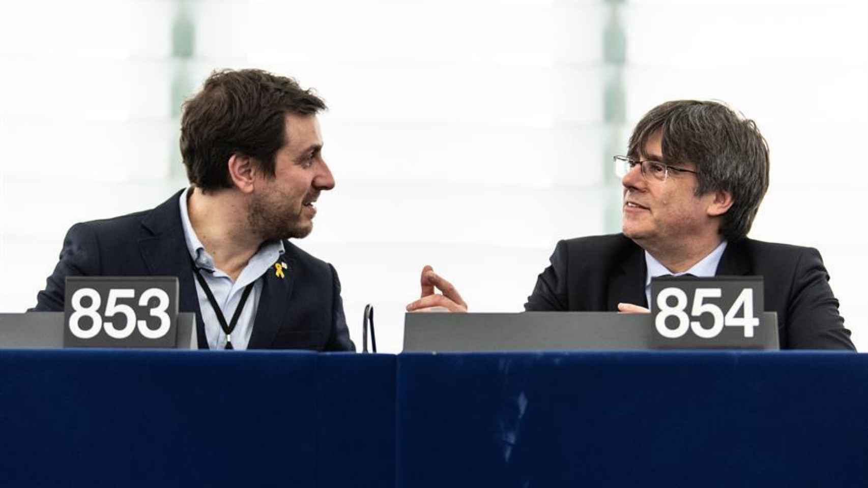 Carles Puigdemont y Toni Comín, en el gallinero del hemiciclo de la Eurocámara
