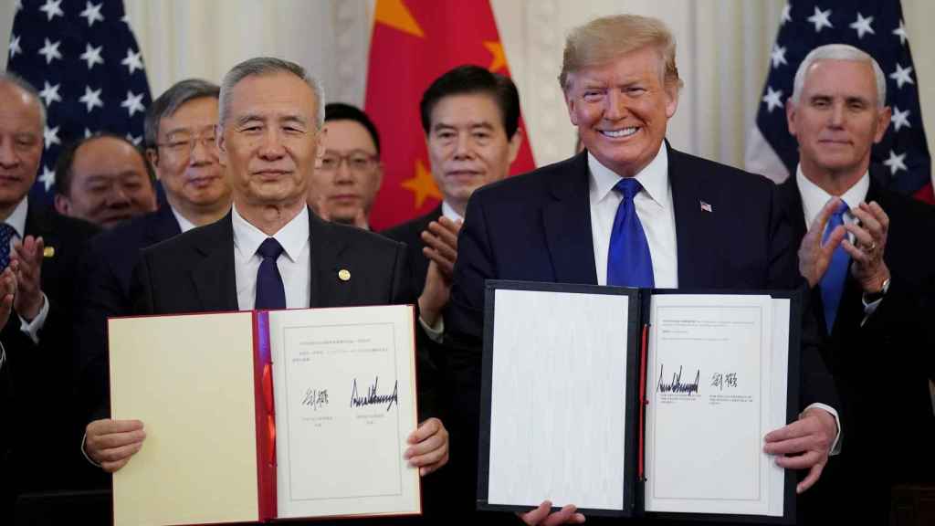 Trump sonríe tras la firma del acuerdo.
