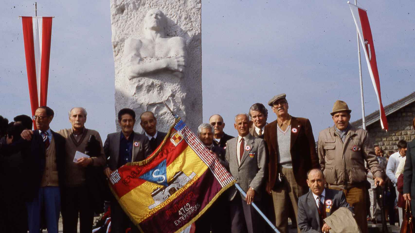 Homenaje a los supervivientes españoles de Mauthausen, con Marcelino sujetando por la esquina la bandera republicana.