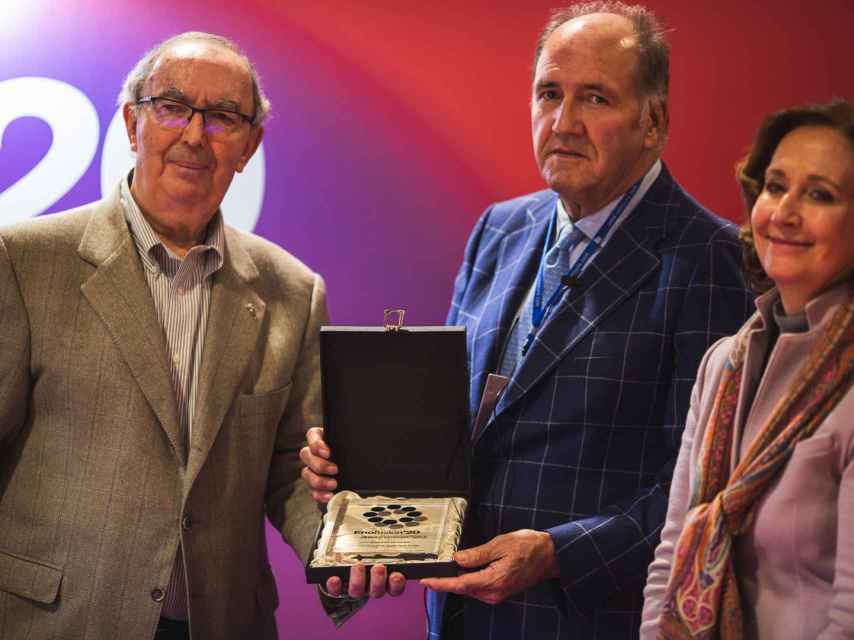 Pablo Álvarez, recibiendo el premio a su trayectoria de la mano de Custodio López Zamarra