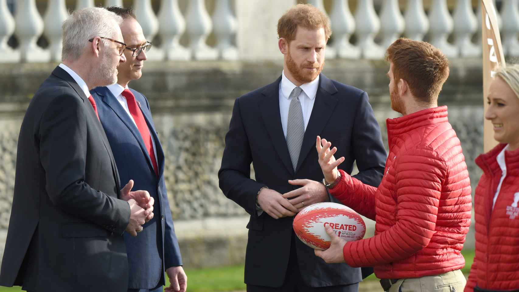 El príncipe Harry habla con un jugador de rugby profesional.